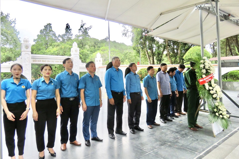 Đoàn dâng hoa tại di tích Ngã ba Đồng Lộc. Ảnh: Mai Anh.