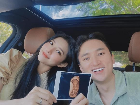 Phan Mạnh Quỳnh hạnh phúc khi vợ mang thai con đầu lòng. Ảnh: NVCC