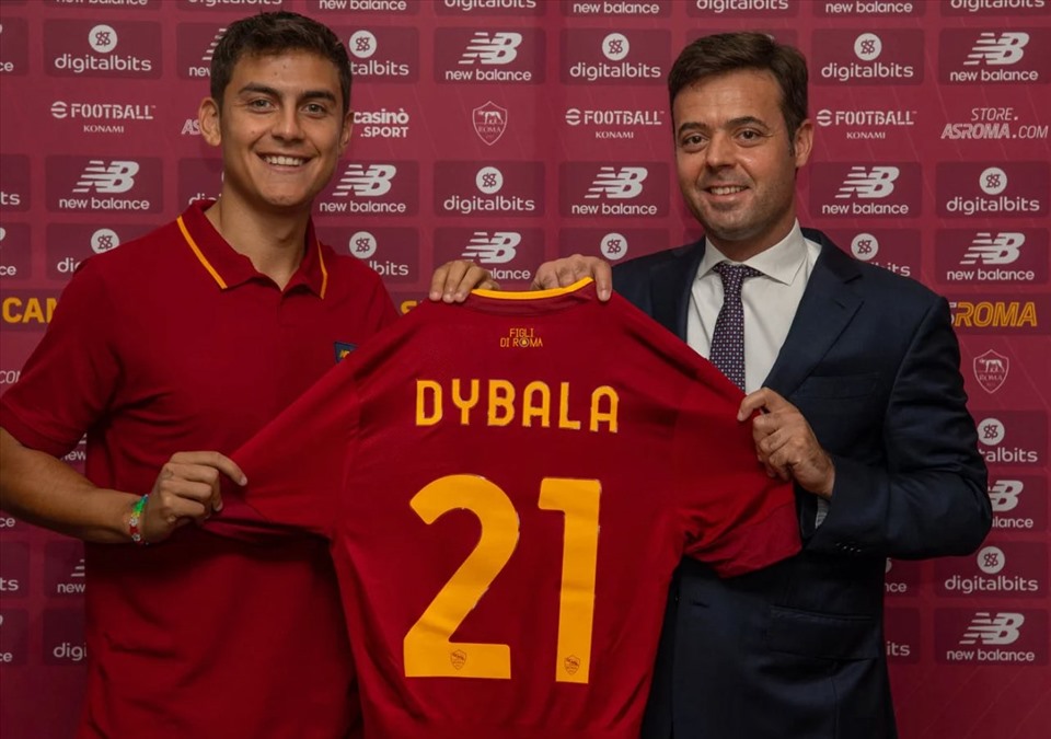 Tại Roma, Dybala sẽ mang áo số 21. Ảnh: AFP