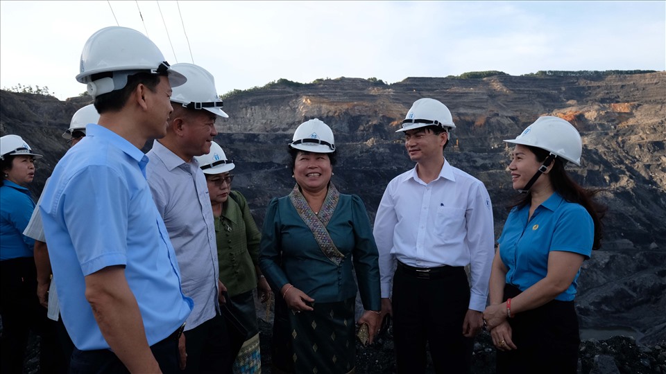 Đoàn công tác Trung ương Liên hiệp Công đoàn Lào được các thành viên thuộc Công ty CP than Hà Tu- Vinacomin trao đổi về hoạt động sản xuất khai thác than lộ thiên. Ảnh: T.N.D