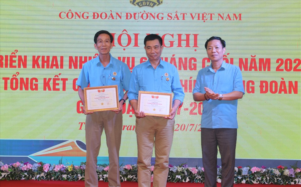 Nhân dịp này lãnh đạo Công đoàn Đường sắt Việt Nam trao kỉ niệm chương “Vì sự nghiệp xây dựng tổ chức Công đoàn” cho các cán bộ công đoàn.