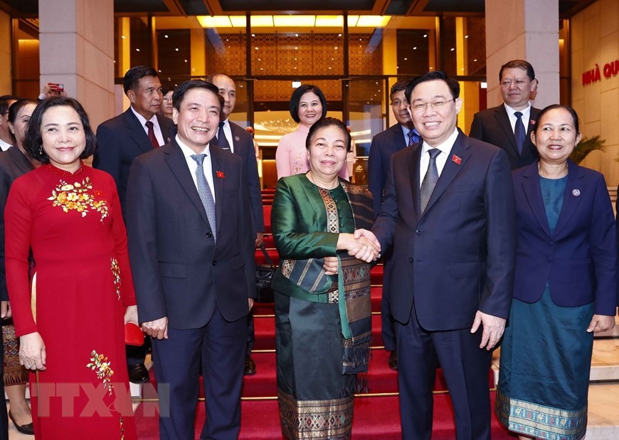 Phó Chủ tịch Quốc hội Lào chia sẻ rất xúc động khi Tổng Bí thư Nguyễn Phú Trọng khẳng định “Lào và Việt Nam không chỉ là hai nước láng giềng mà còn là anh em, đồng chí”. Ảnh: TTXVN