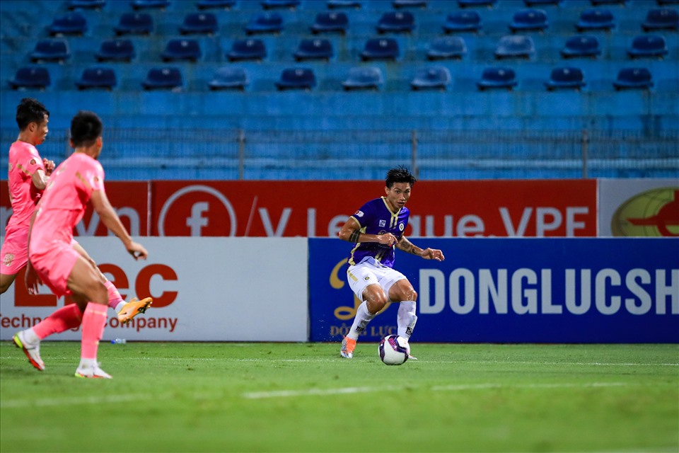 Dẫn trước câu lạc bộ Sài Gòn 2-0, đội chủ sân Hàng Đẫy vẫn chưa dừng lại. Văn Hậu được nhồi bóng cực nhiều trong ngày đá chính đầu tiên.