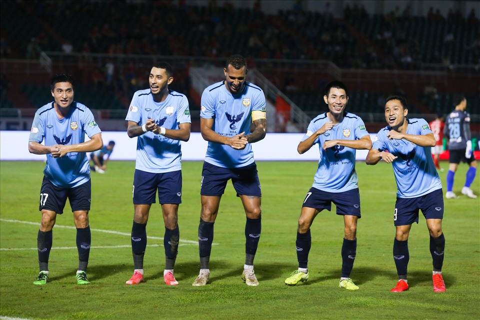 Tuy nhiên, khi chưa kịp định hình lối chơi thì TPHCM lại bị thủng lưới bàn thứ 2. Từ tình huống phản công nhanh, Văn Đức đã có đường chuyền chính xác cho Paollo và tiền đạo người Brazil trong tình thế trống trải đã tung cú dứt điểm một chạm chính xác để nâng tỉ số lên 2-0 cho đội bóng núi Hồng.