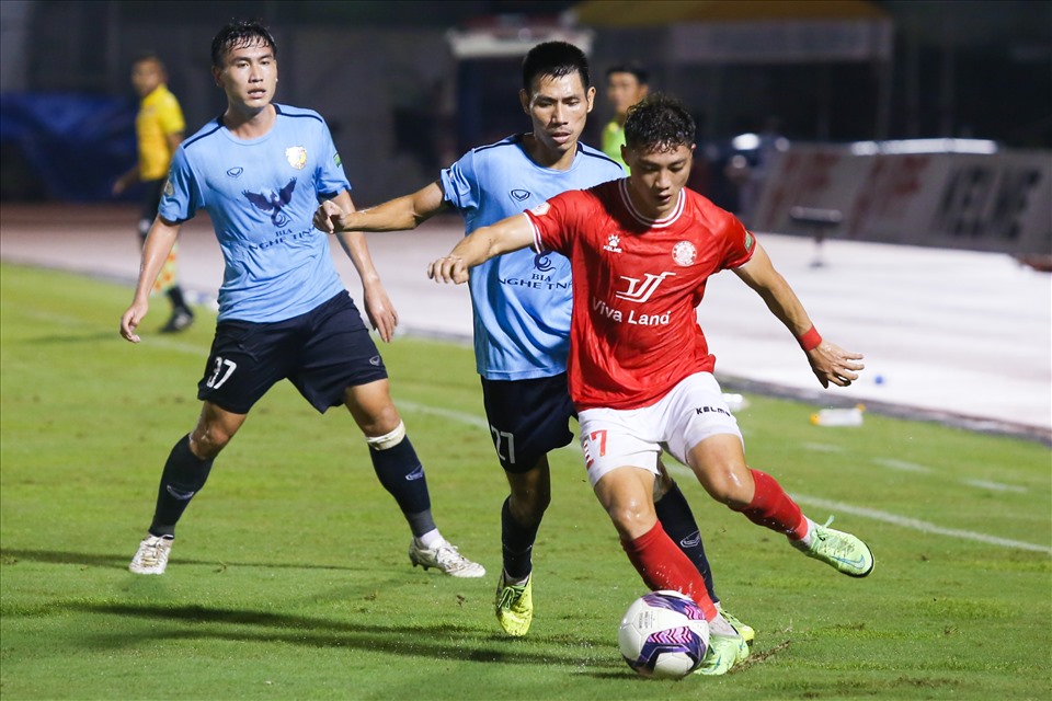 Sau bàn thua, TPHCM chủ động đẩy cao đội hình và kiểm soát khu trung tuyến nhằm tìm bàn gỡ.
