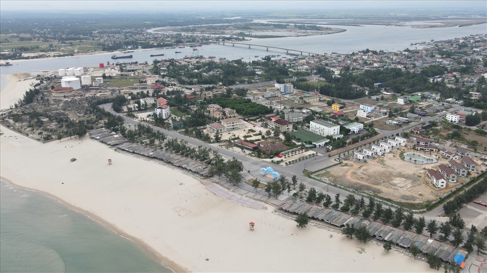 Dự án Biển Vàng được cho thuê thửa đất 50 năm ở vị trí đắc địa (bên phải ảnh) ngay biển Cửa Việt với giá ưu đãi chỉ hơn 2 tỉ đồng. Ảnh: Hưng Thơ.