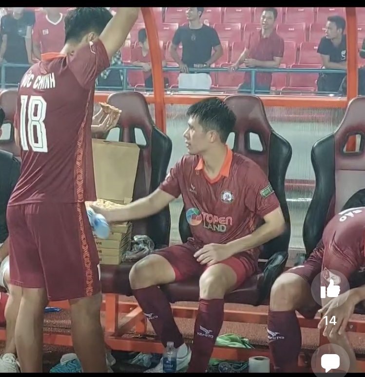 Hình ảnh cầu thủ Bình Định ăn pizza ngay sau trận đấu khiến nhiều người bất ngờ. Ảnh: CMH