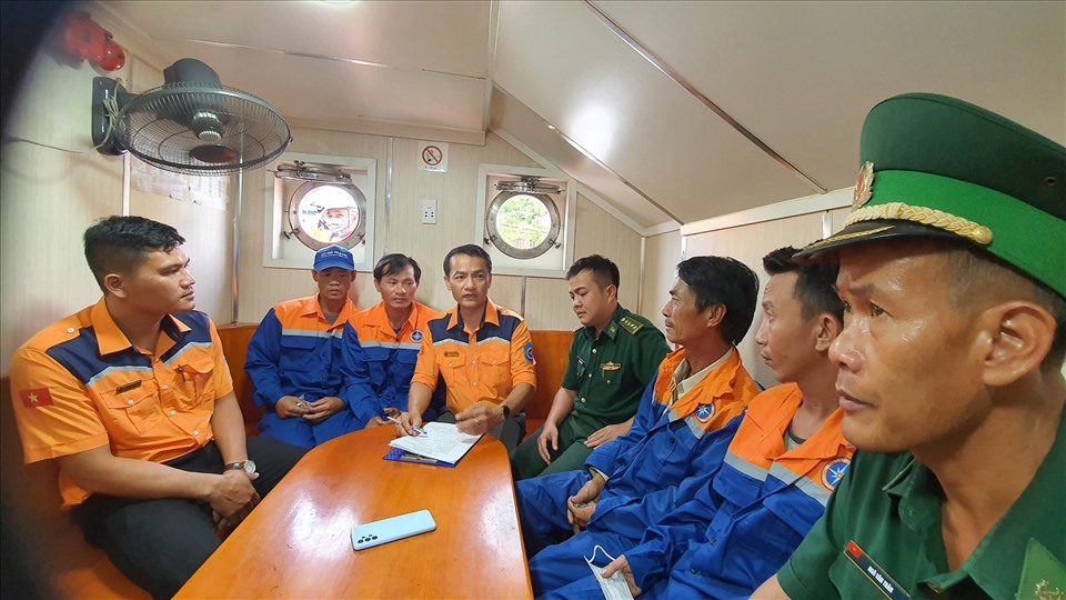 4 ngư dân trên tàu cá Bình Định bị chìm được đưa về Nha Trang an toàn sáng nay 21.7.