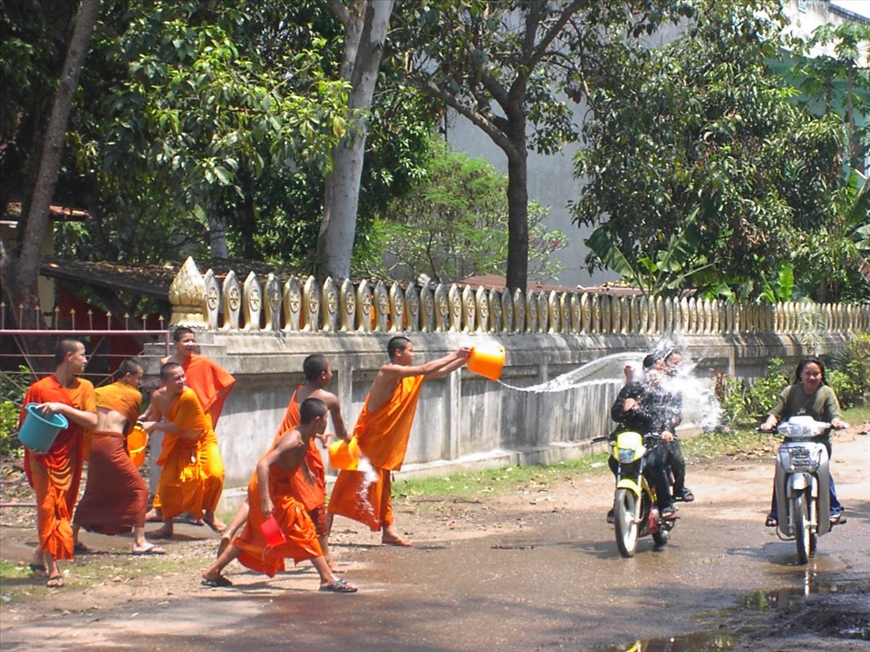 Các nhà sư cũng tham gia té nước trong lễ hội đầu năm mới. - Ảnh: Adventure Laos