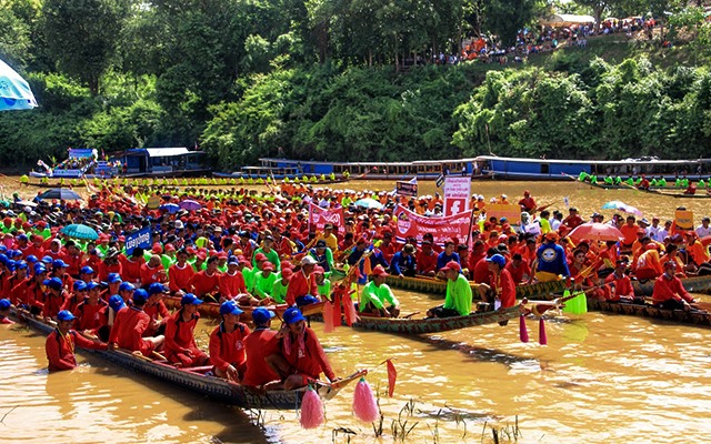 Rất đông người dân tham dự lễ hội đua thuyền ở Lào. - Ảnh: Luang Prabang