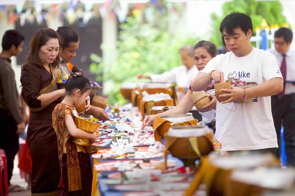 Hoạt động cúng dường trong lễ hội Boun Khao Padabdin. - Ảnh: Kamphuchwa Thmey Daily