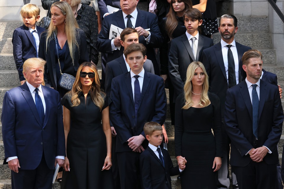 Ông Donald Trump cùng tất cả các con dự tang lễ bà Ivana Trump tại nhà thờ ở Manhattan. Ảnh Michael M. Santiago