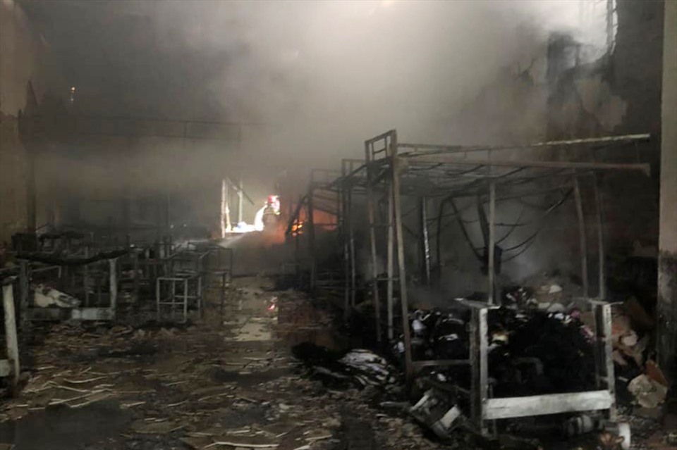 Đám cháy được dật tắt nhưng hầu hết vật dụng bên trong xưởng đều bị thiêu rụi, ước thiệt hại khoảng 200 triệu đồng. Ảnh: CA.