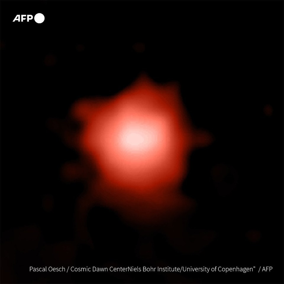 Kính viễn vọng không gian James Webb có thể đã tìm thấy thiên hà GLASS-z13. Ảnh: AFP