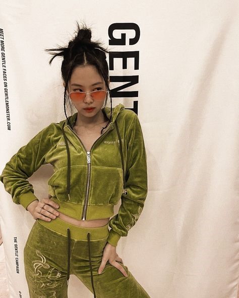 Jennie đã đăng hình ảnh của mình trên Instagram với bộ đồ thời trang lấy cảm hứng từ Y2K, với bộ đồ thể thao Juicy Couture màu xanh lá cây.