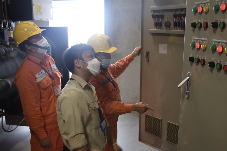 Công nhân EVNHANOI đang kiểm tra vận hành hệ thống điện tại AEONMall Hà Đông.
