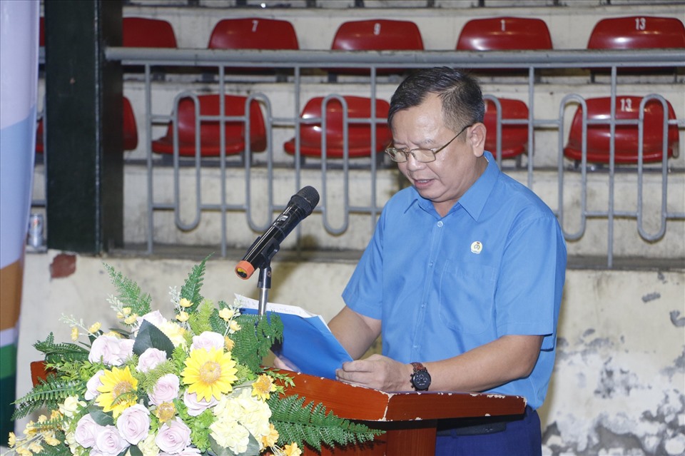 Ông Hoàng Quốc Chung - Phó Chủ tịch Liên đoàn lao động tỉnh Hòa Bình phát biểu khai mạc giải.