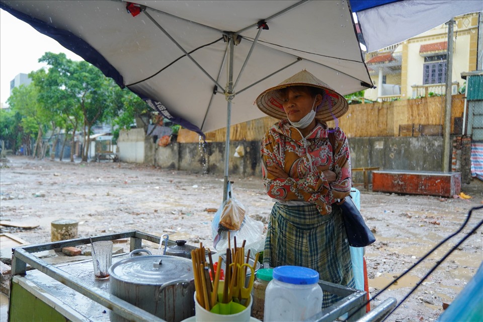 Chị Nguyễn Thị Nhâm không khỏi tiếc nuối khi khu chợ Gia Thụy bị phá dỡ.
