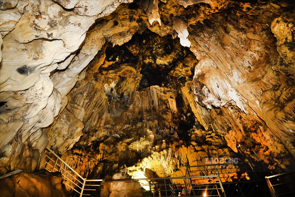Trong số những di tích ấy, nổi bật là Danh lam thắng cảnh quần thể hang động Núi Đầu Rồng tọa lạc tại khu 3, thị trấn Cao Phong, huyện Cao Phong, tỉnh Hòa Bình.