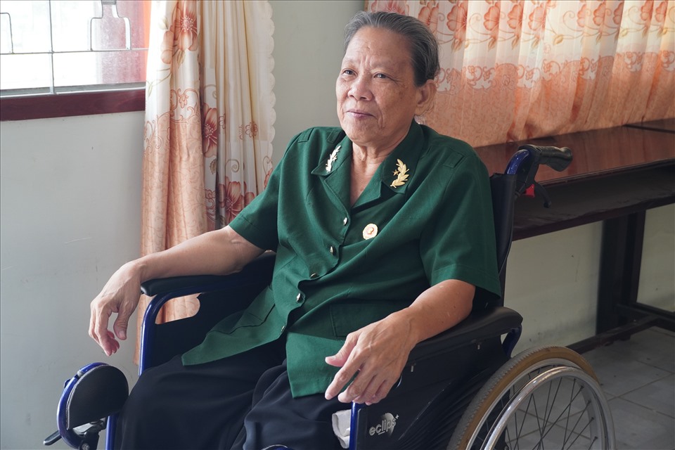 Bà Huỳnh Thị Mai (sinh năm 1950) - một quân y trở thành thương binh năm 19 tuổi lắng nghe ông Trần Thanh Mẫn phát biểu tại buổi đến thăm Trung tâm điều dưỡng. Ảnh: T.A