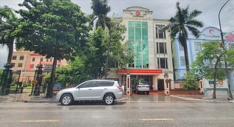 Sau khi rời khỏi trụ sở Cục Dự trữ Nhà nước Khu vực Thái Bình, 2 chiếc xe ô tô 7 chỗ di chuyển về hướng trụ sở PC03 - Công an tỉnh Thái Bình. Ảnh: T.D