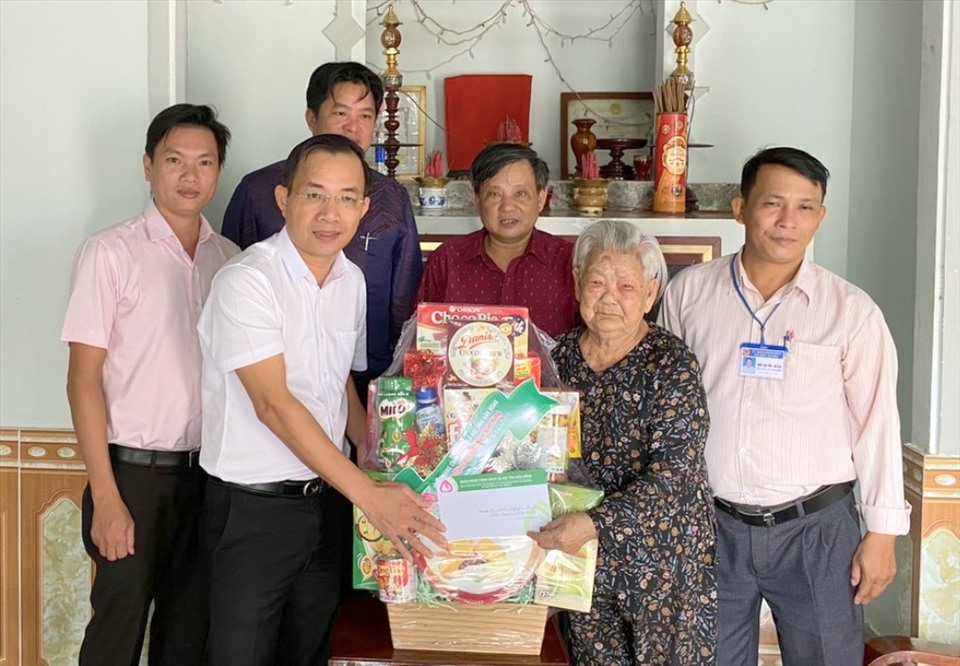 Đoàn công tác ân cần thăm hỏi, động viên, trao tặng quà cho Mẹ Việt Nam Anh hùng Nguyễn Thị Ca ở huyện Krông Nô. Ảnh: Thành Lâm
