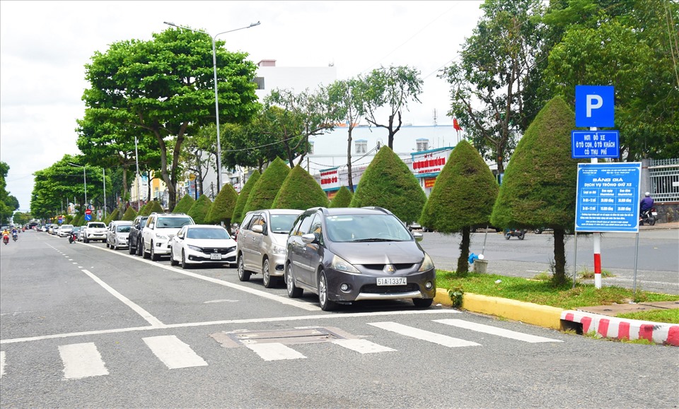 Lòng đường tại tuyến đường trong nội ô quận Ninh Kiều (TP.Cần Thơ) được sử dụng làm bãi đậu xe. Ảnh: Th.N