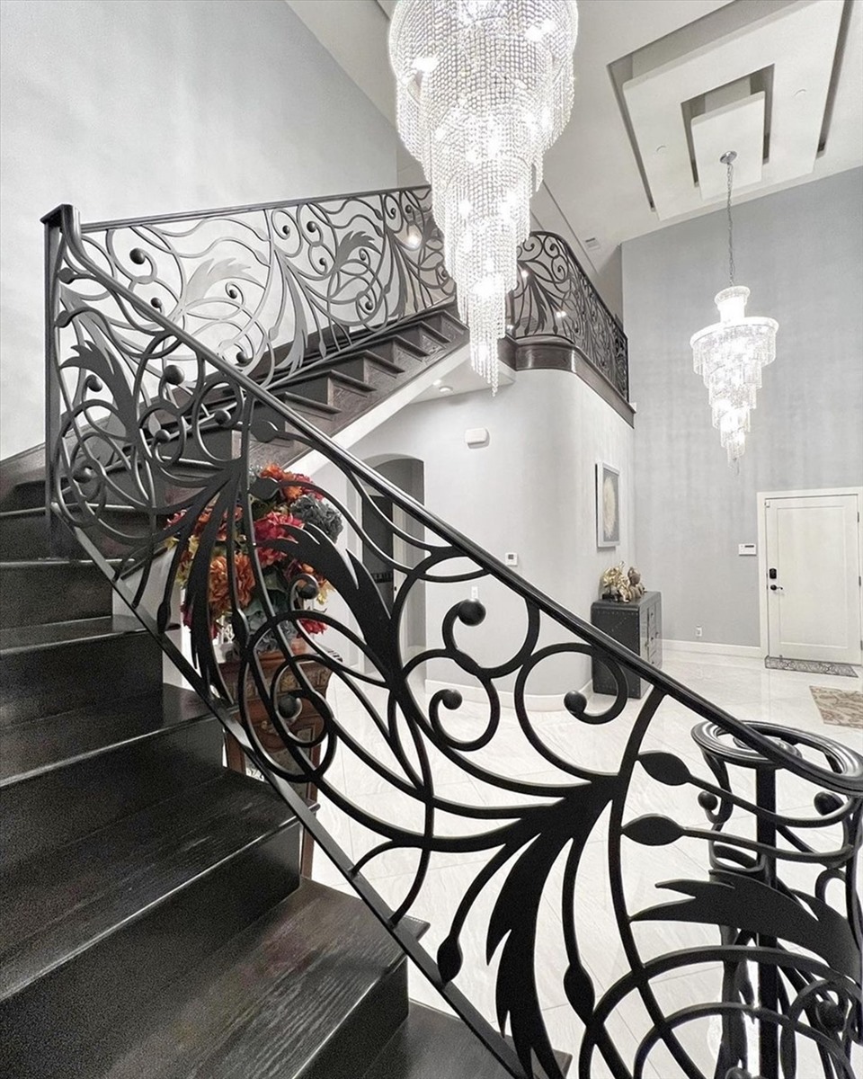 Cầu thang nối lên lầu được chạm trổ tinh xảo theo phong cách quý tộc.