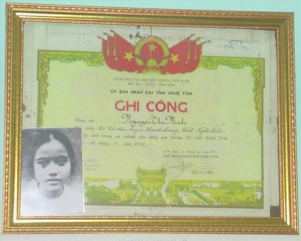 Bằng ghi công của UBND tỉnh Nghệ Tĩnh đối với chị Nguyễn Thị Minh, đã hi sinh tại cống Hiệp Hòa năm 1978. Ảnh: QĐ