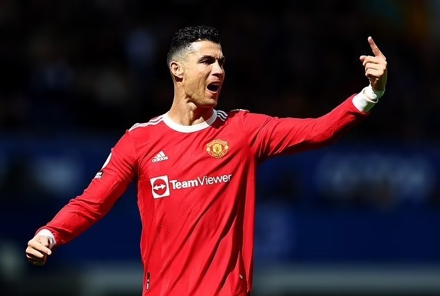 Ronaldo đang ở cánh cửa rời Old Trafford. Ảnh: AFP
