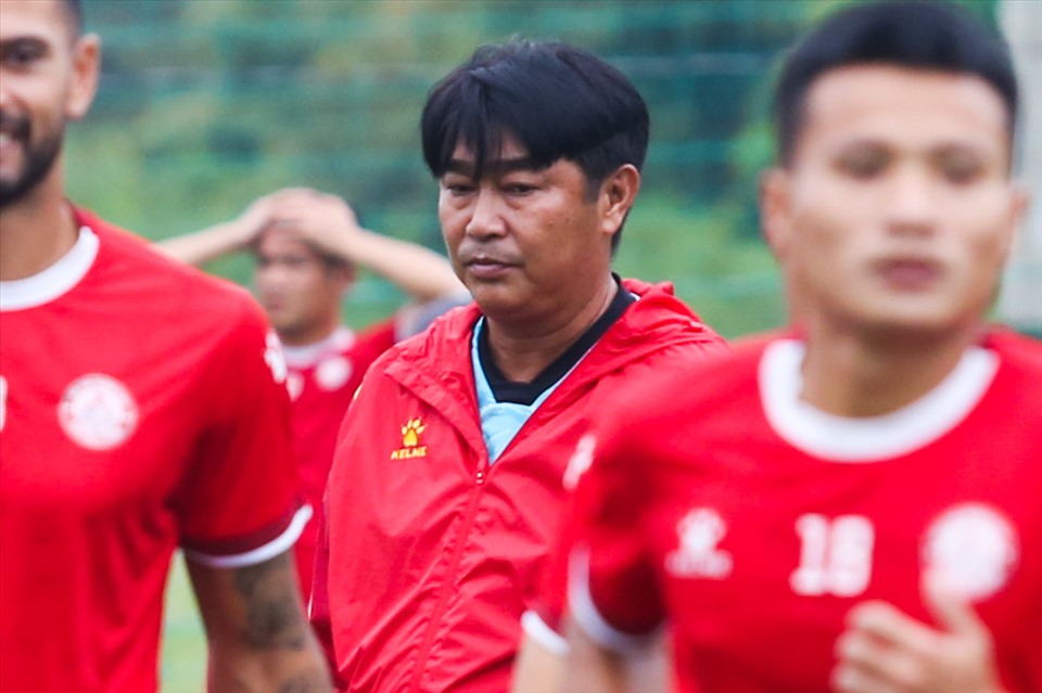 Theo tìm hiểu, huấn luyện viên Trần Minh Chiến sẽ tiếp tục gắng bó cùng câu lạc bộ TPHCM bất chấp việc thành tích của đội đang không như ý.
