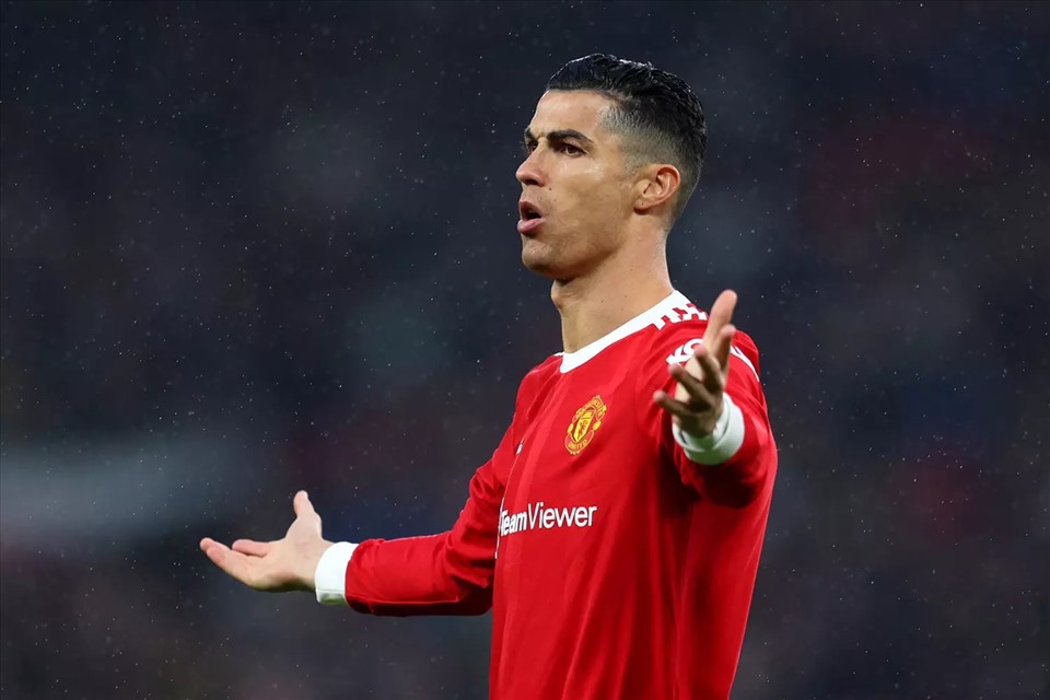 Ronaldo vẫn chưa quyết việc đi hay ở. Ảnh: AFP