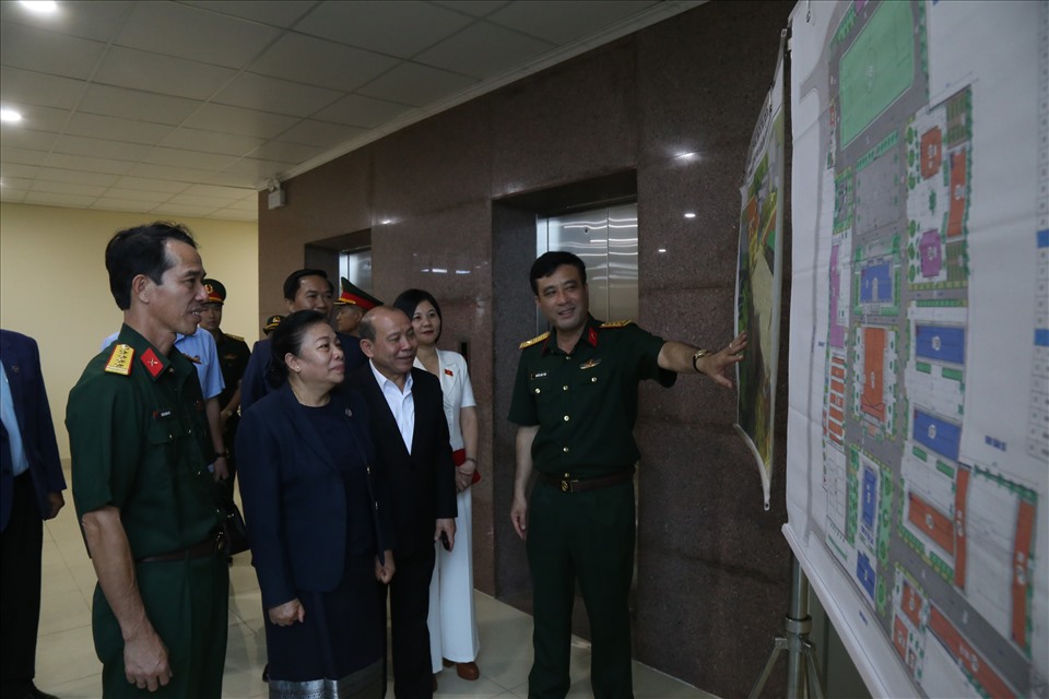 Các thành viên trong đoàn thăm quan sơ đồ dự án di tích lịch sử “Địa điểm huấn luyện chính trị và Đại hội trù bị Đại hội II, Đảng Nhân dân Lào”.