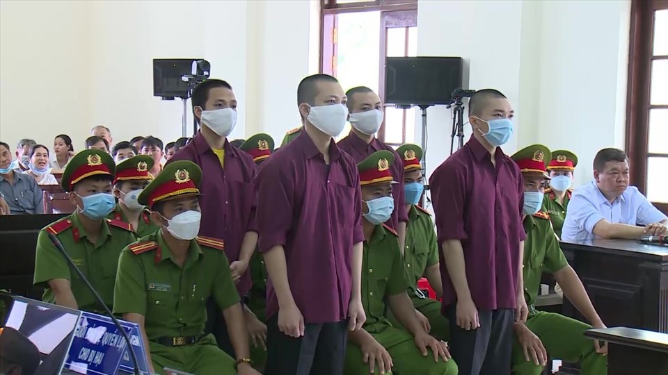 Các bị cáo trong vụ án Tịnh thất Bồng Lai nghe tuyên án. Ảnh: An Long
