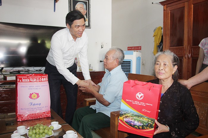 Phó Chủ tịch UBND tỉnh Hoàng Nghĩa Hiếu thăm hỏi, tặng quà gia đình bà Nguyễn Thị Hoa.  Ảnh: MK