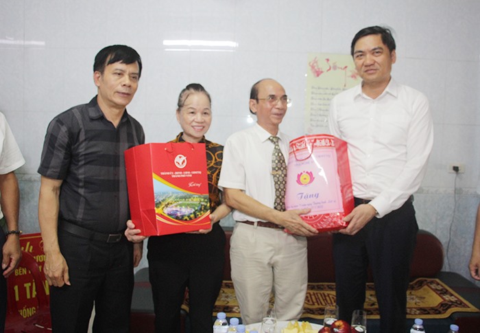 Phó Chủ tịch UBND tỉnh Hoàng Nghĩa Hiếu và đoàn công tác thăm, tặng quà gia đình ông Lê Ngọc Vinh.  Ảnh: MK