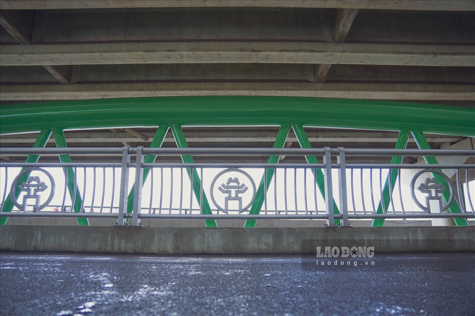 Cầu đã thảm nhựa mặt đường, lan can dọc 2 bên cây cầu được lắp đặt biểu tượng của Thủ đô Hà Nội - Khuê Văn Các.