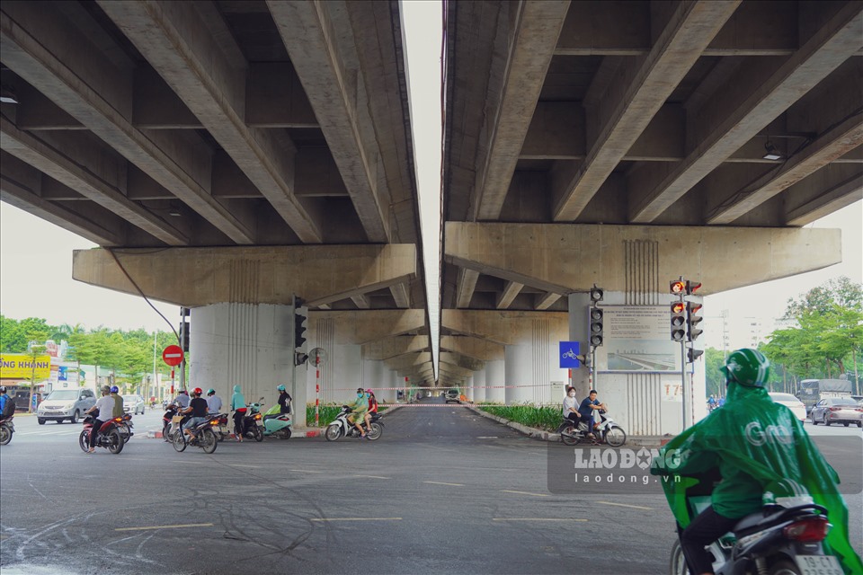 Tại khu vực lối dẫn vào cây cầu vòm sắt giao cắt đường Nguyễn Hữu Thọ đã hoàn thành.