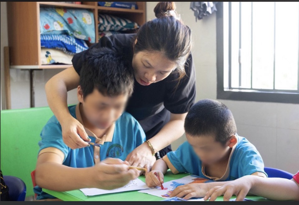 Với lòng yêu nghề, mến trẻ các thầy cô Trung tâm hỗ trợ phát triển giáo dục hòa nhập Thiện Tâm đã cùng nhau dạy dỗ, giúp đỡ cho trẻ em khiếm khuyết. Ảnh: Bình An
