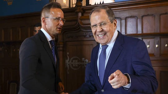 Bộ trưởng Ngoại giao Hungary Peter Szijjarto và người đồng cấp Nga Sergei Lavrov. Ảnh: Bộ Ngoại giao Nga