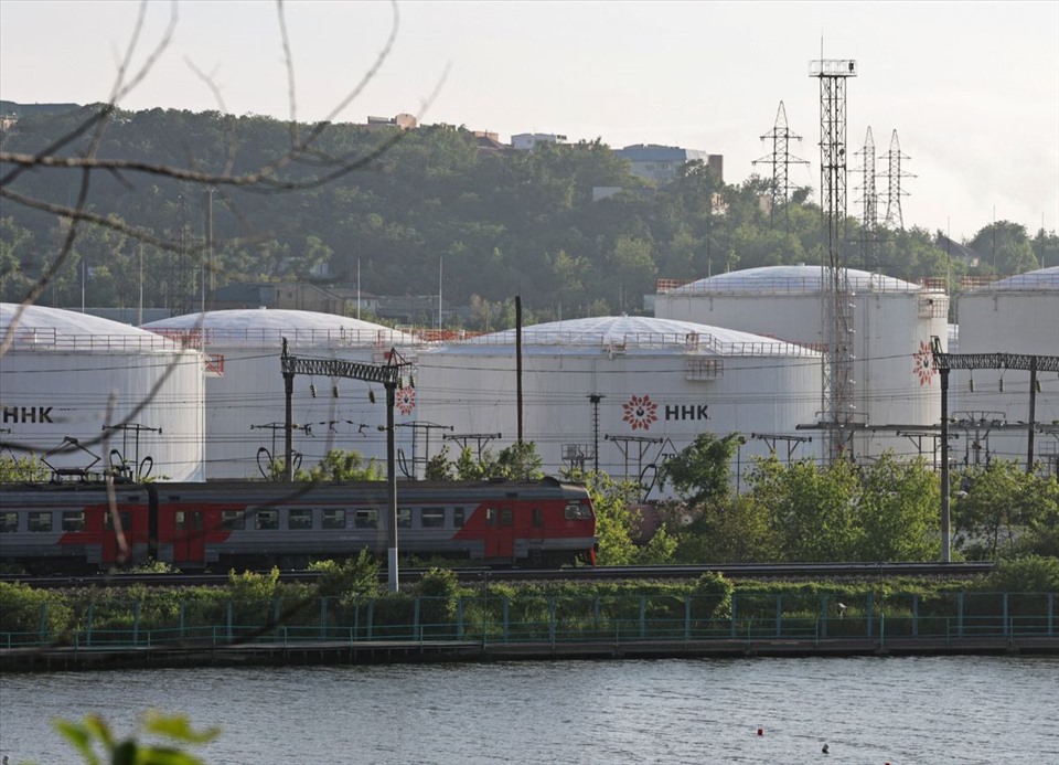 Các bồn chứa dầu của kho xăng dầu NNK-Primornefteproduct ở cảng Viễn Đông Vladivostok, Nga ngày 11.6.2022. Ảnh: Reuters