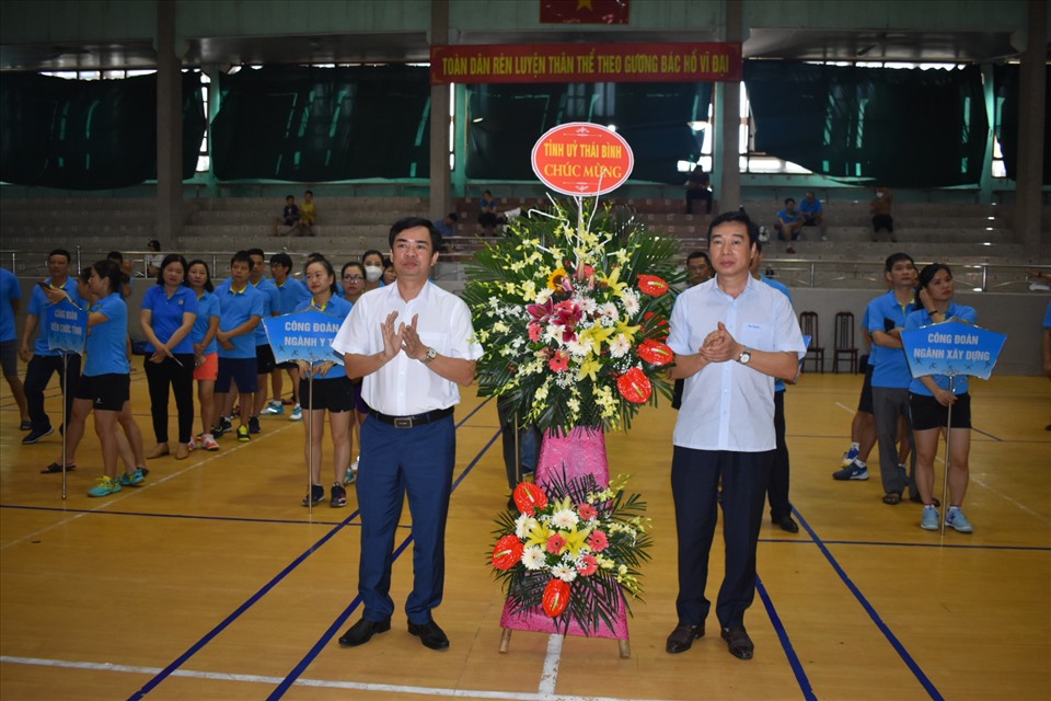 Đại diện lãnh đạo tỉnh Thái Bình tặng hoa chúc mừng Ban tổ chức giải. Ảnh: T.D