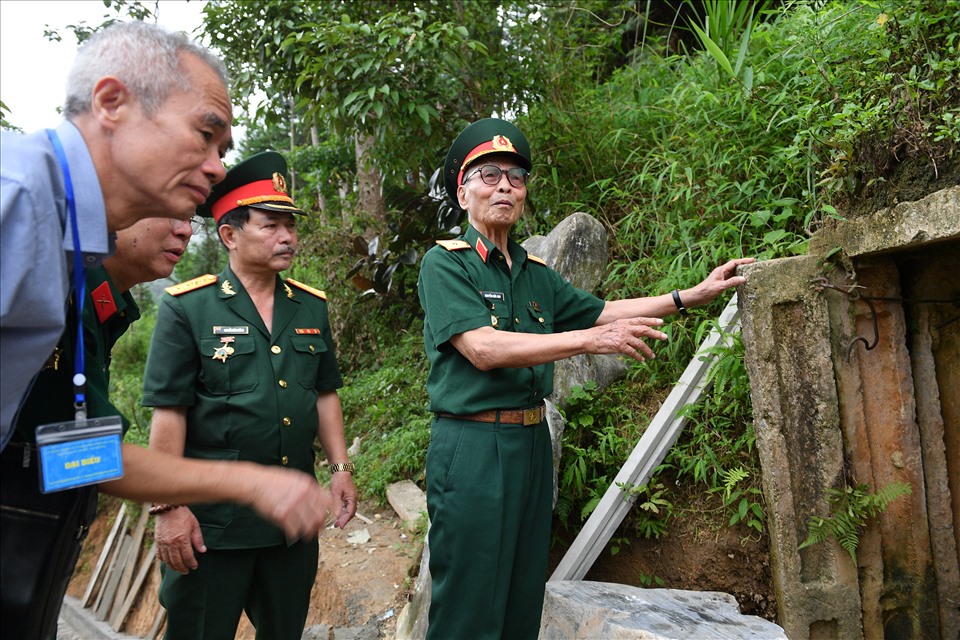 Thiếu tướng Nguyễn Đức Huy giới thiệu cho mọi người một căn hầm trú ẩn của bộ đội ta trong cuộc chiến bảo vệ biên giới phía Bắc từ năm 1984 đến năm 1989 ở Vị Xuyên, Hà Giang.