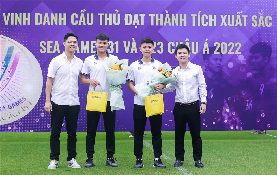 Chủ tịch CLB Hà Nội Đỗ Vinh Quang (bìa trái) vinh danh các cầu thủ có thành tích trở về từ đội tuyển U23 Việt Nam. Ảnh: HNFC