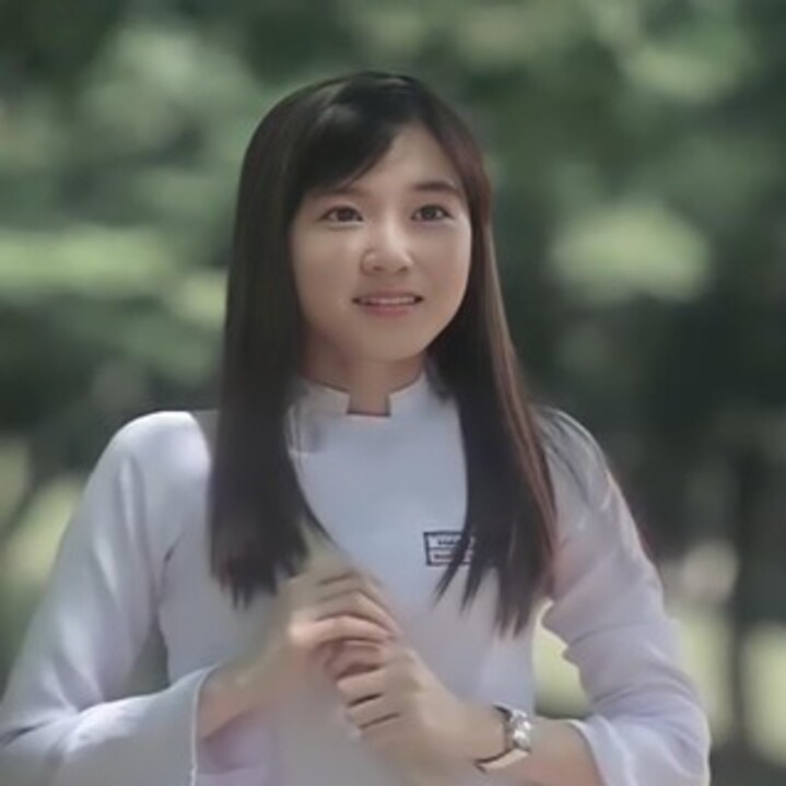 Park Eun Bin mặc áo dài trắng, đóng nữ sinh Việt Nam trong một quảng cáo cùng Jang Dong Gun. Ảnh: CMH.