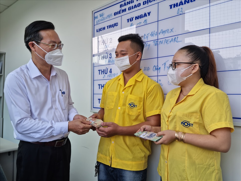 Ông Hoàng Văn Thành - Chủ tịch HĐTV CEP - trao tiền vốn vay cho công nhân làm việc trong KCX Tân Thuận. Ảnh: Nam Dương