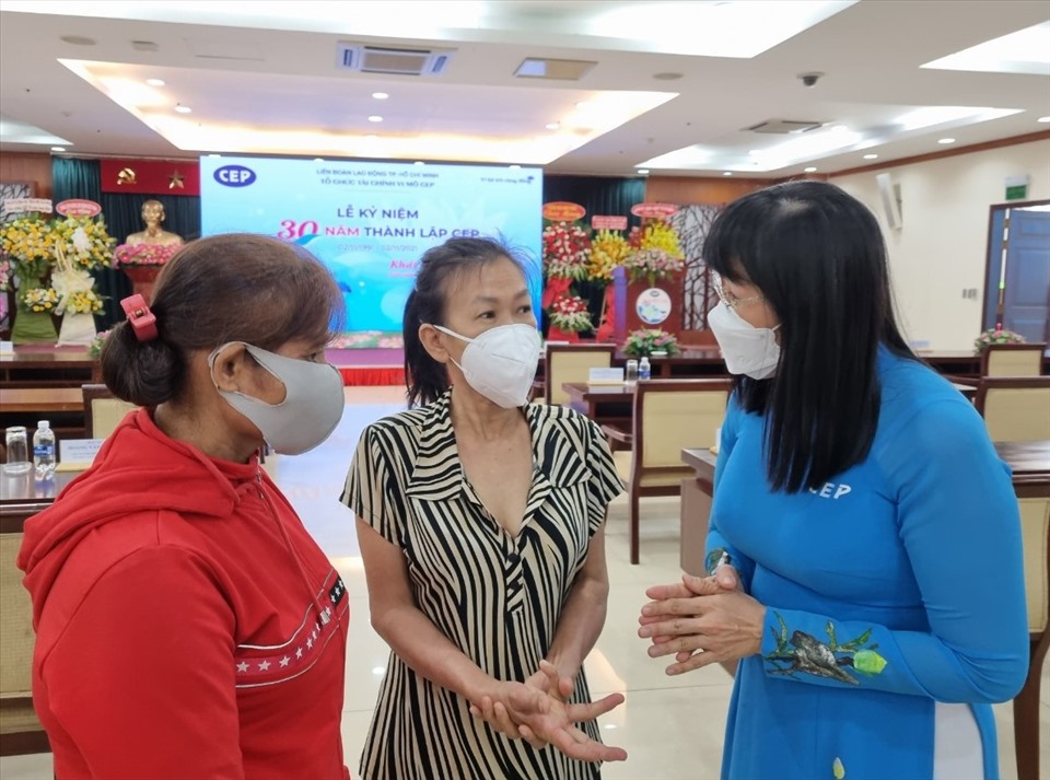 Bà Nguyễn Thị Hoàng Vân (bên phải) - Tổng giám đốc CEP - trò chuyện với các khách hàng thoát khỏi tín dụng đen nhờ vay tiền từ CEP. Ảnh: Nam Dương