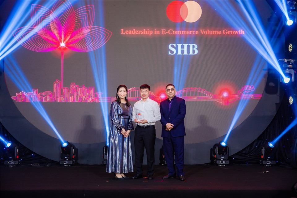 Ông Lê Thành Trung – Giám đốc Trung tâm Thẻ SHB (ở giữa) đại diện ngân hàng nhận giải thưởng “Ngân hàng có tốc độ tăng trưởng giao dịch thẻ thanh toán online tốt nhất năm 2021 của Mastercard Việt Nam”.