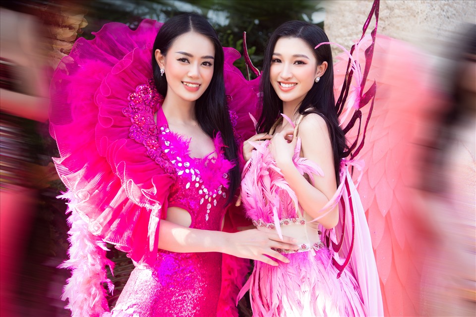 Phương Nhi và Bùi Khánh Linh nổi bật trong những bộ trang phục hồng ngọt ngào. Đây cũng là 2 thí sinh có nhiều tiềm năng để tiến xa trong đêm chung kết Miss World Việt Nam 2022. Ảnh: MWVN.