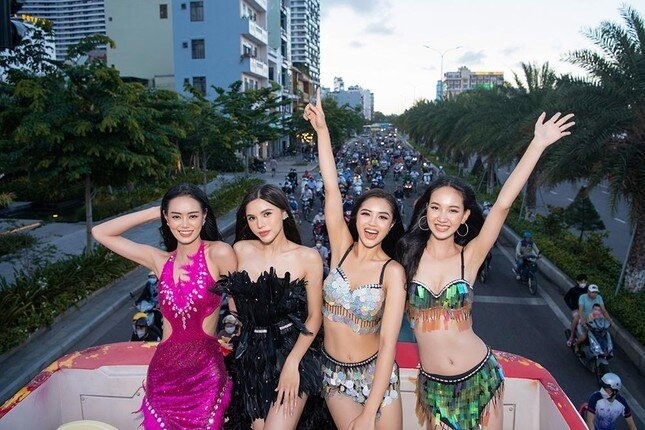 Các thí sinh Miss World Việt Nam ăn mặc sexy, nhảy nhót trên xe bus diễu hành gây tranh cãi. Ảnh: CMH